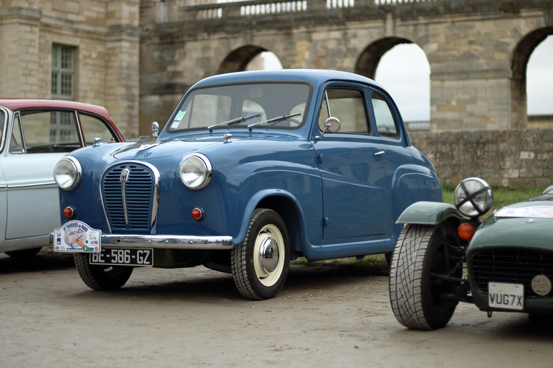 Illustration for article titled The
Traversée de Paris is the best proof that everyone loves old cars, even in Paris!
